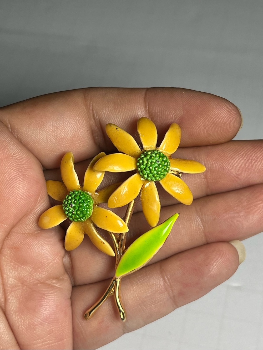 Vintage Yellow Enamel Daisy Flower Brooch Green Leaf Gold Tone Floral